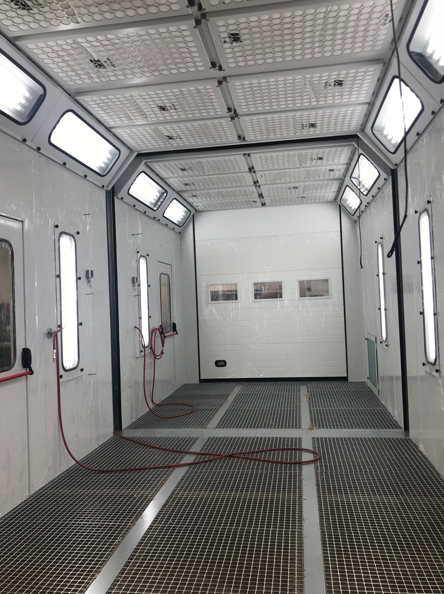 Interior de cabina de pintura sector aeronáutico